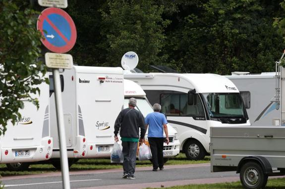 El único aparcamiento público de autocaravanas, en Berio, no tiene suficiente capacidad para atender la creciente demanda.