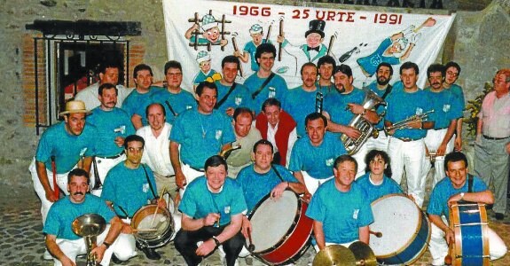 Miembros de la txaranga hernaniarra en la celebración del cuarto de siglo.