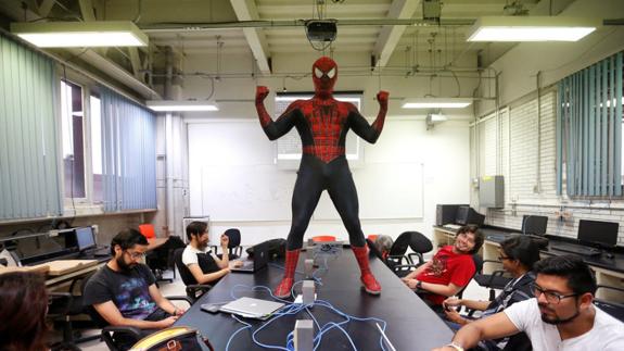 El profesor que da clases vestido de Spiderman en la Universidad de México