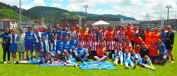 Azpeitia Cup. El buen ambiente reinó en el campeonato tal y como demuestra la imagen, con las cuatro primeras clasificadas juntas.