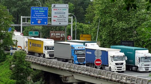 Camiones retenidos en la AP-8 sentido Francia.