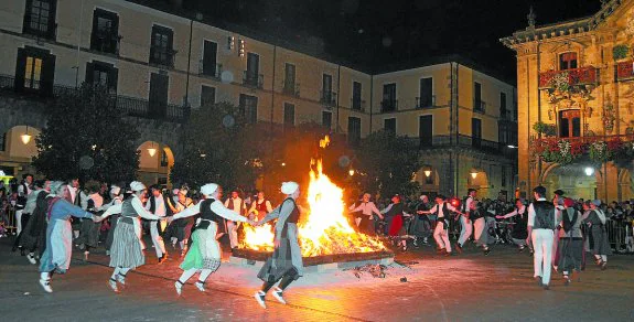 San Juan Sua. Los dantzaris de Oñatz que recuperaron la fiesta volverán a ser protagonistas.