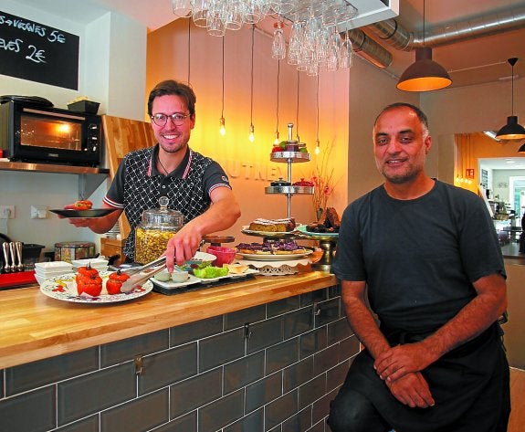 Tomate relleno de quinoa y... Alex y Arif, en su gastrobar.