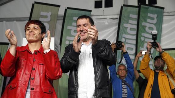 Marian Beitialarrangoitia (i) y Arnaldo Otegi (d), en un acto de cierre de la campaña. 