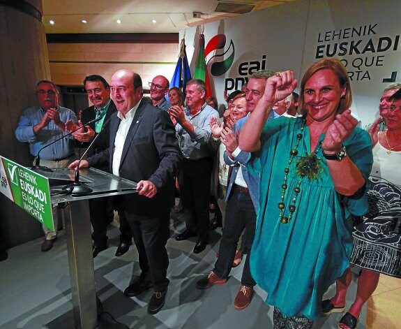 Andoni Ortuzar e Itxaso Atutxa, satisfechos durante la noche electoral. 