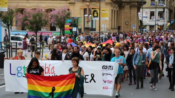 Una manifestación ha recorrido esta tarde el centro de San Sebastián en favor del colectivo LGTBI