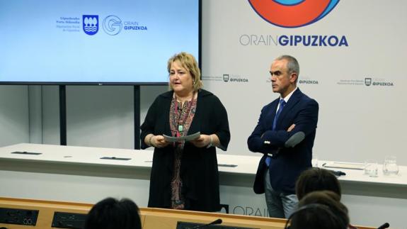 Aintzane Oiarbide, diputada de Infraestructuras Viarias, y Alfredo Etxeberria, director general de Bidegi. 