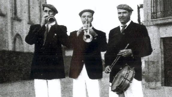 Julio Esteban Tife, Manolo Monserrat y Dionisio Zabala tocando la Alborada del día de San Marcial. 