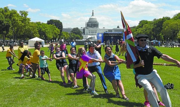 Haur talde bat Bizkaiko diputatu nagusiarekin batera sokatiran Smithsonian Folklife Festibalaren barruan. 