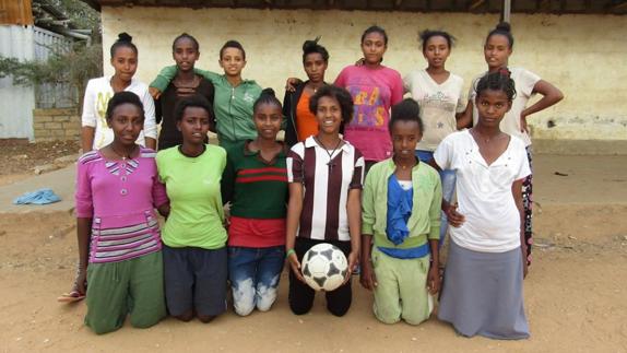 Las futbolistas necesitan bañadores