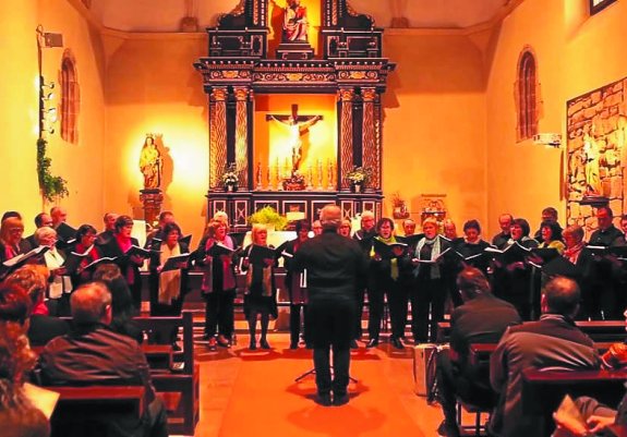 Ozenki abesbatza cantará hoy en la iglesia parroquial. 