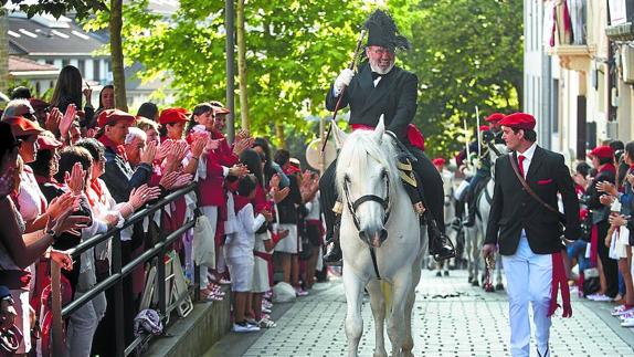 El general del Alarde tradicional, Paco Carrillo, subiendo la calle Escuelas tras el alto en la plazoleta del Juncal. 