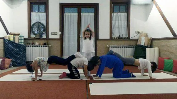 Niños practican yoga en el centro 'Samsara' de Errenteria