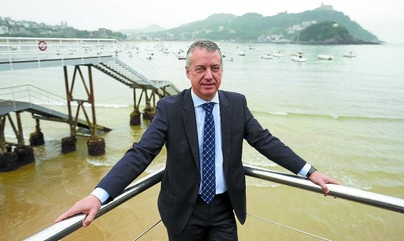 El lehendakari, hace unos días, comenzó la jornada posando a primera hora de la mañana para DV en el muelle donostiarra.