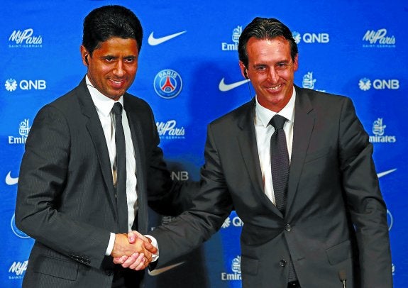 Presentación. El dueño del PSG, al Khelaïfi, y Unai Emery se dan un apretón de manos ayer en la presentación del entrenador.