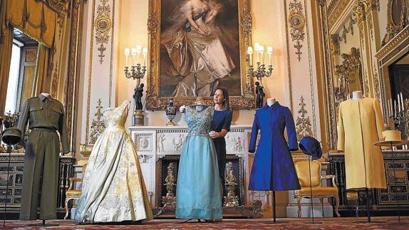 Caroline de Guitaut, comisaria de la exposición, posa con algunos de los modelos de Isabel II.