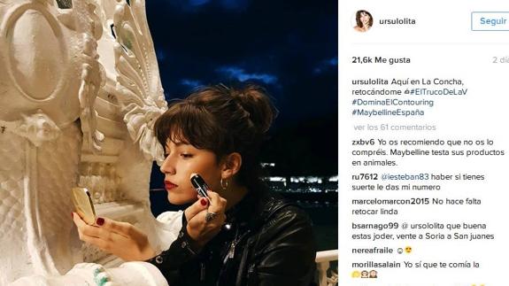 Úrsula Corberó se retoca en La Concha.