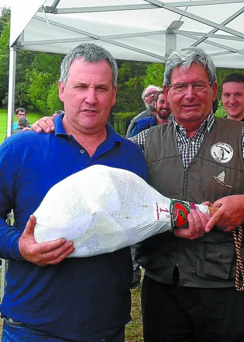 Paco Zabala, campeón en recorridos de caza, y Aizpurua, en tiro pichón, con José Mari Amondarain.