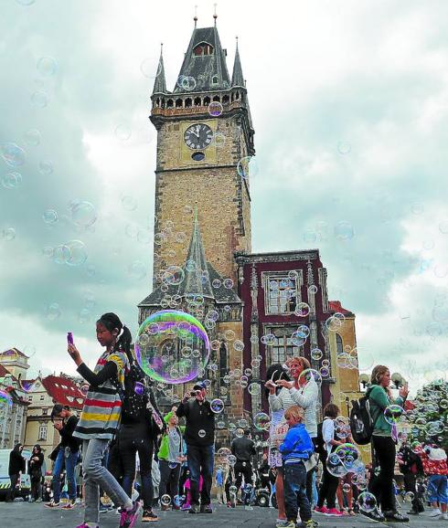 La Torre del Ayuntamiento preside la Plaza de la Ciudad Vieja, el centro neurálgico de Praga
