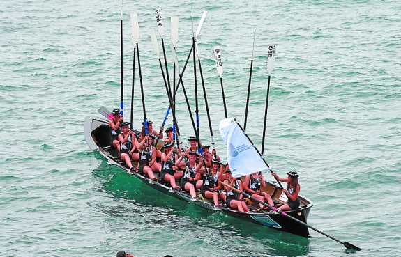 Hibaika, con la bandera de campeonas. 