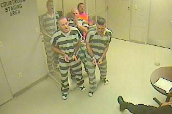 Imagen tomada por las cámaras del centro de los presos socorriendo al guarda. 