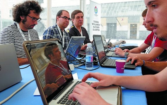 Varios 'wikipedistas', durante su trabajo ayer en la plaza Zuloaga. 