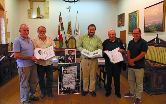 Sastre, Emparan, Sagarzazu, Sánchez y Guevara, con el material donado al Ayuntamiento.
