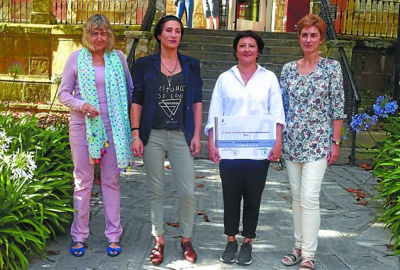 María José Aranzasti, Ainize Txopitea, Ione Saizar y la concejal Nekane Iribar. 