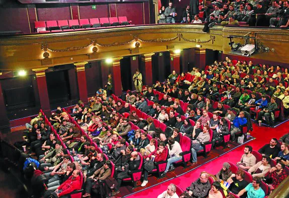 Vista del público durante una proyección del programa Bang Bang Zinema en el Teatro Principal.