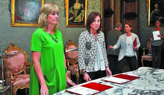 Ana Ollo y Cristina Uriarte, consejeras de Navarra, durante la firma del convenio 