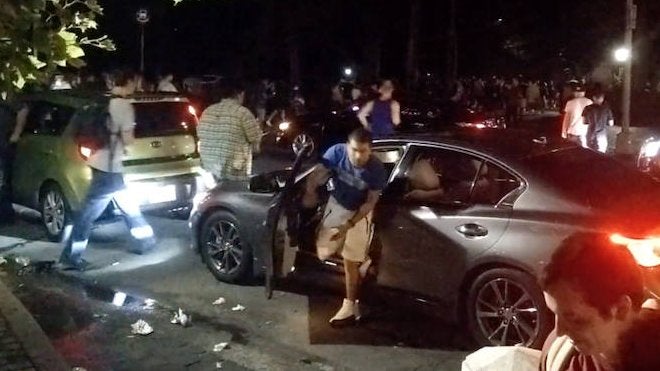 Un joven deja su coche en la vía para ir a la caza del pokemon