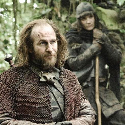 Denis Halligan, al fondo de la imagen, interpretando a un guerrero de la 'Hermandad sin estandartes'. 