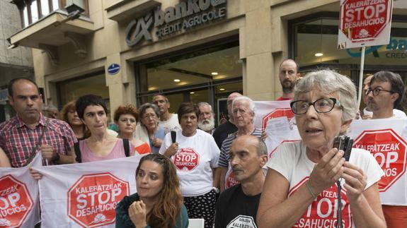 Concentración en apoyo al afectado por la amenaza desahucio frente a una sucursal del banco, en San Sebastián.