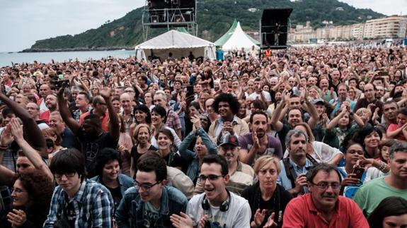 Multitudinario concierto de Gloria Gaynor en la jornada inaugural del Heineken Jazzaldia. 