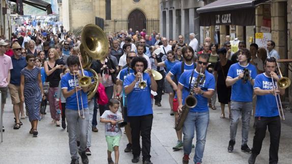 Broken Brothers Brass Band anima las calles con jazz e improvisación