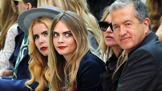 Cara junto a Kate Moss y Mario Testino en un desfile. 