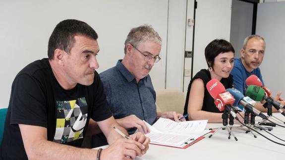 Los miembros de ELA y LAB en la rueda de prensa ofrecida en San Sebastián.