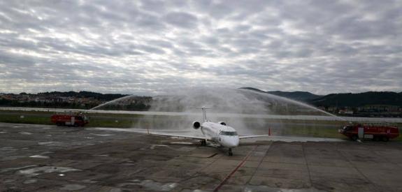 Momento en que aterriza ayer en Hondarribia el CRJ-200 procedente de Palma de Mallorca.