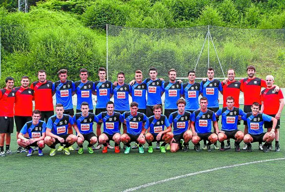 Los jugadores del CD Vitoria, el día de su presentación en el anexo de Ipurua. 