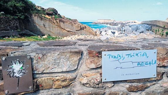 Pintada del nombre de tres etarras en la placa honorífica a cinco víctimas de ETA