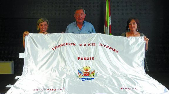 Bandera de Pasaia. Lore Suárez, Josetxo Aranburu y Nahikari Otermin durante la rueda de prensa en Arizabalo.