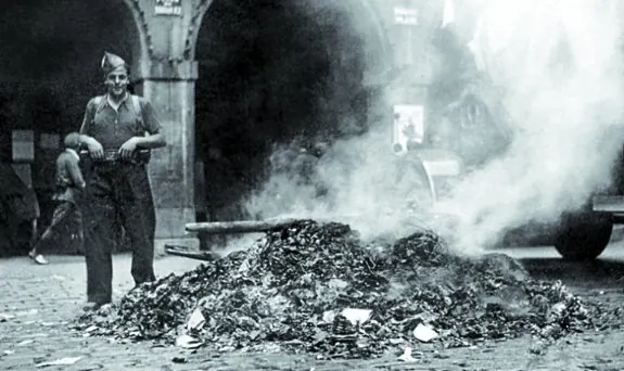 Imagen del suceso de la quema de libros en la plaza Zaharra de Tolosa, el 11 de agosto de 1936.