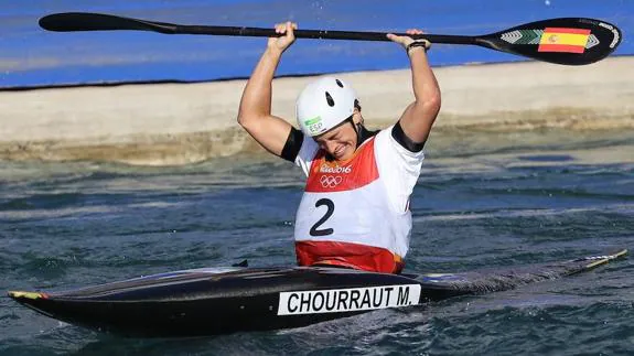 Maialen Chourraut celebra su victoria nada más finalizar la prueba.