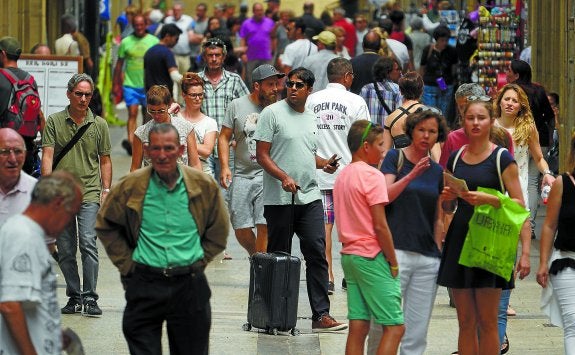 Las familias son las principales demandantes de los pisos turísticos en San Sebastián.