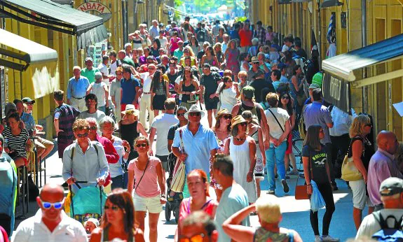 Las calles de Donostia, como la Parte Vieja, estaban ayer repletas de viajeros disfrutando de la ciudad en familia, en pareja o con amigos.