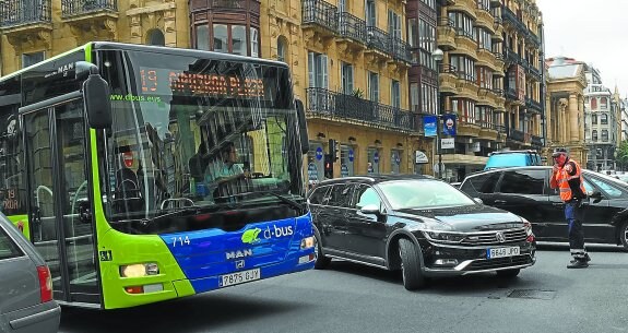 Un agente de Movilidad trata de ordenar el tráfico en el cruce de la calle Easo con San Martín. 