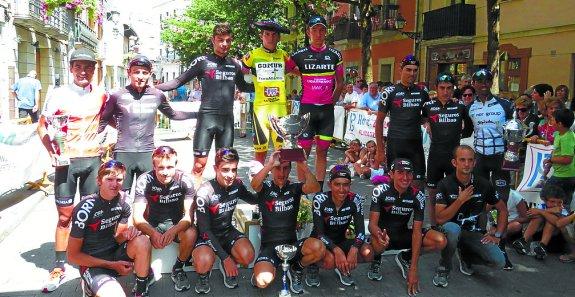 Los niños quisieron sacarse una foto con los payasos 'Patxin eta Potxin', actividad dentro del Haurren Eguna, que contó con alkate txiki y alkateorde txiki. 