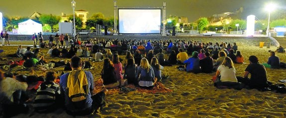 Por una vez, el público da la espalda al mar y se centra en la grandísima pantalla.