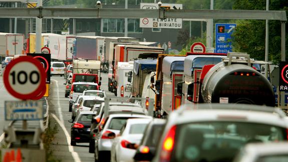 Las colas en dirección al puesto fronterizo de Biriatou