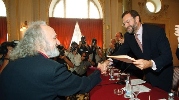 Mariano Rajoy entrega el Premio Nacional de Cinematografía a Montxo Armendáriz. 